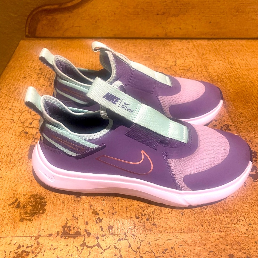 Nike Flex Plus size 2.5 youth NEVER WORN
